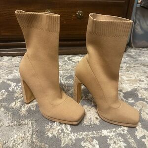 Lulu's Tan Ankle Sock Booties Size 6